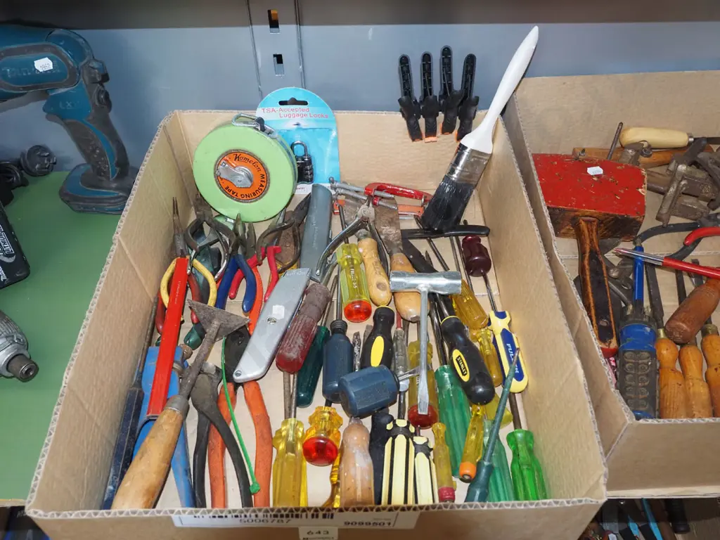 box; screwdrivers, pilers etc Image 1++