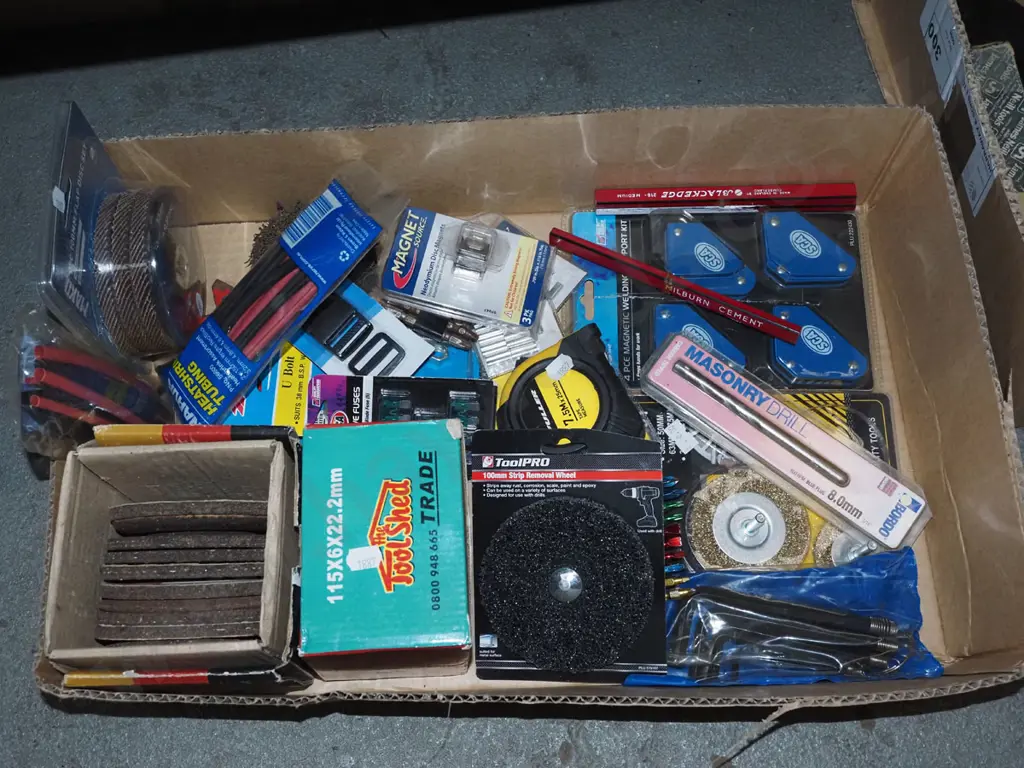 box; magnetic welding supports, tape measure, grinder discs etc Image 1++