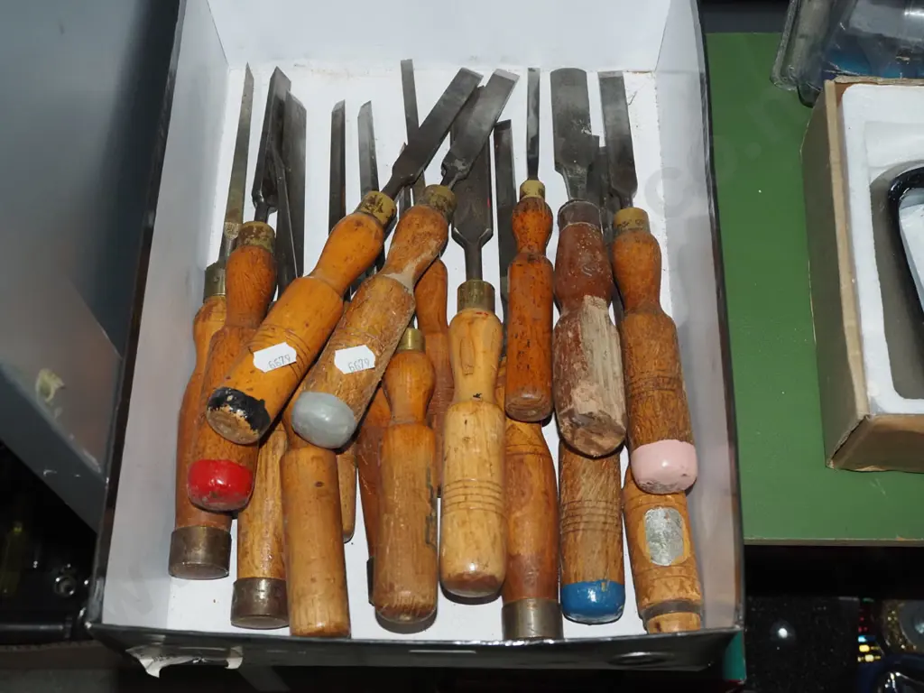 box of chisels Image 1++