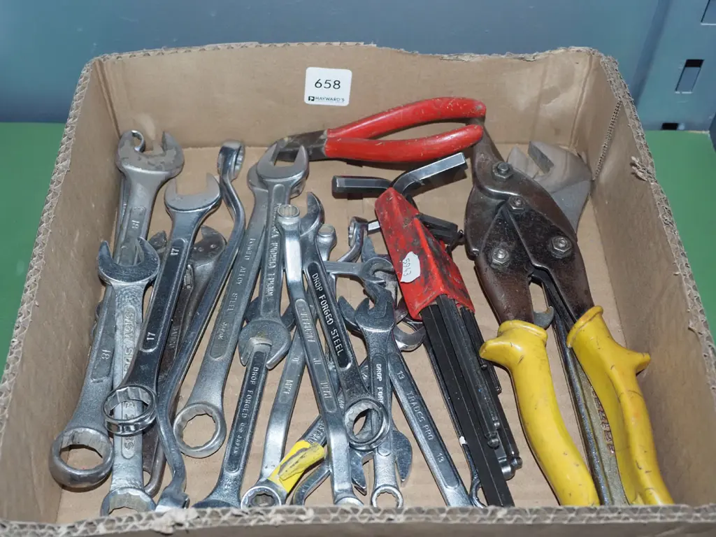box; tin snips, pliers, ring spanners Image 1++