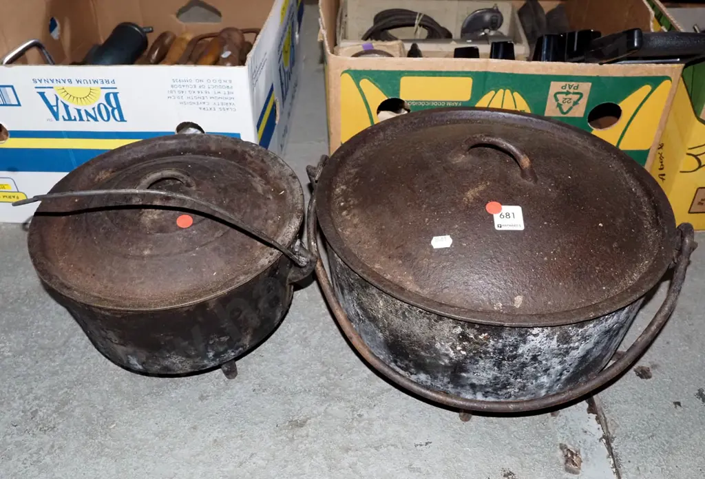 2x cast iron footed Dutch ovens - red dots Image 1++