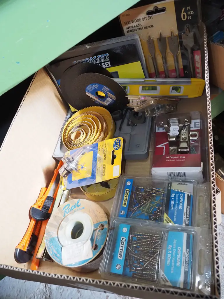 box; hole saws, spade bits etc Image 1++