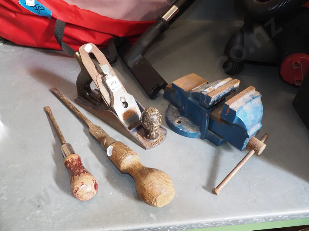 hand plane, engineer's vice, 2x screwdrivers Image 1++