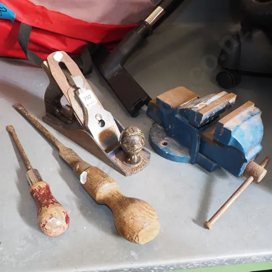 hand plane, engineer's vice, 2x screwdrivers