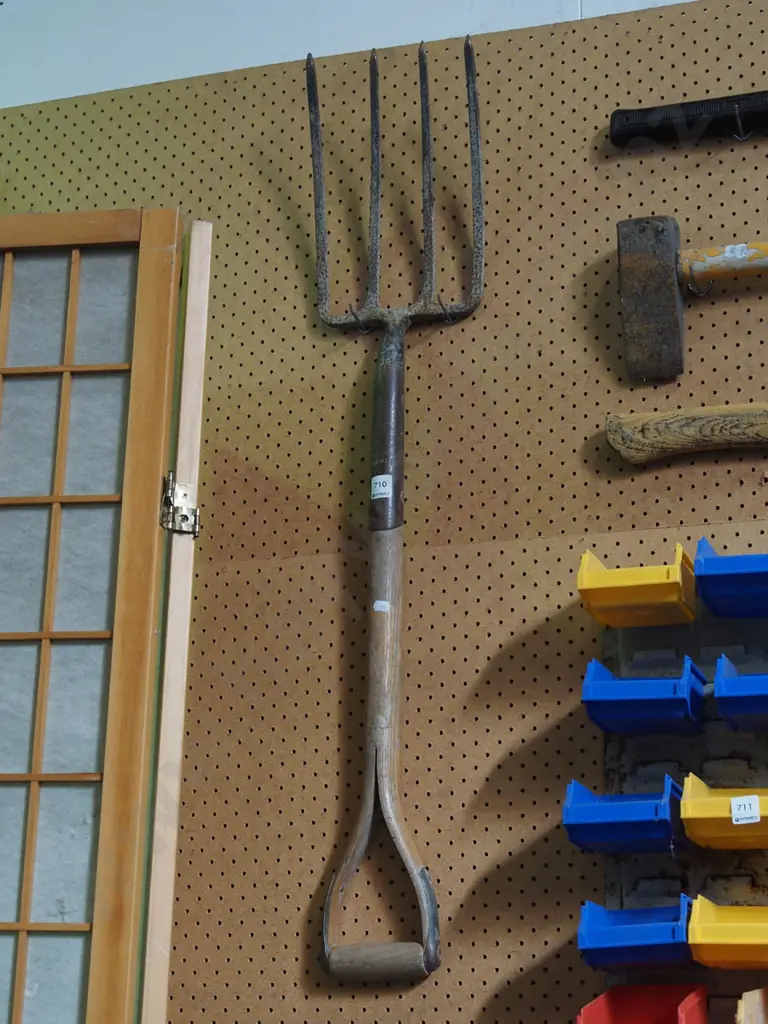 wooden handled garden fork Image 1++