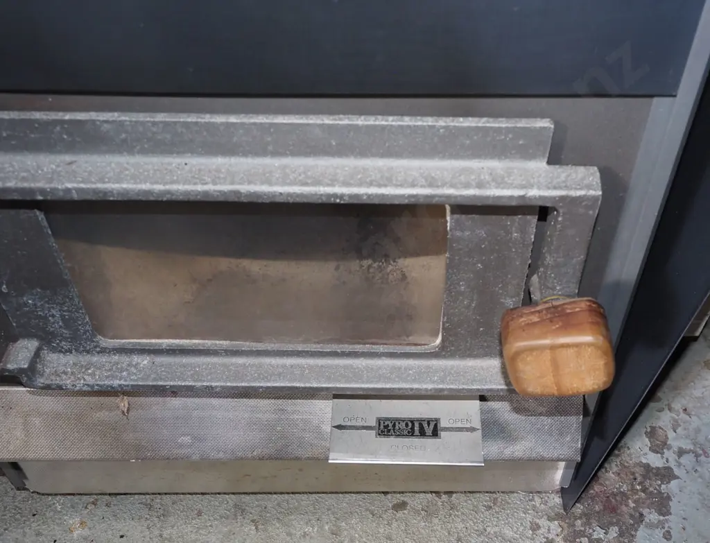 Pyro Classic 4 wood burner with wet-back and flues - red dots Image 1++