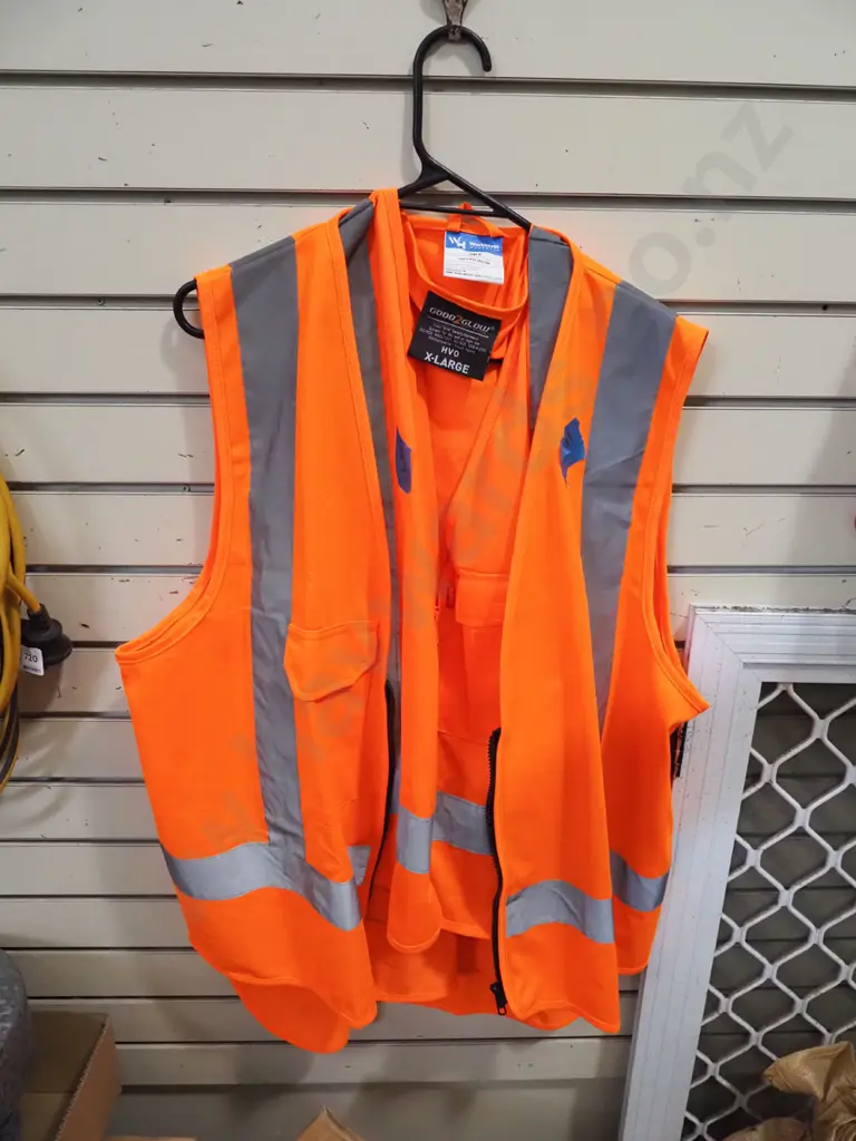 2x size XL hi-vis vests Image 1++