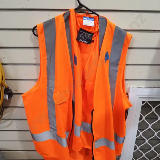 2x size XL hi-vis vests