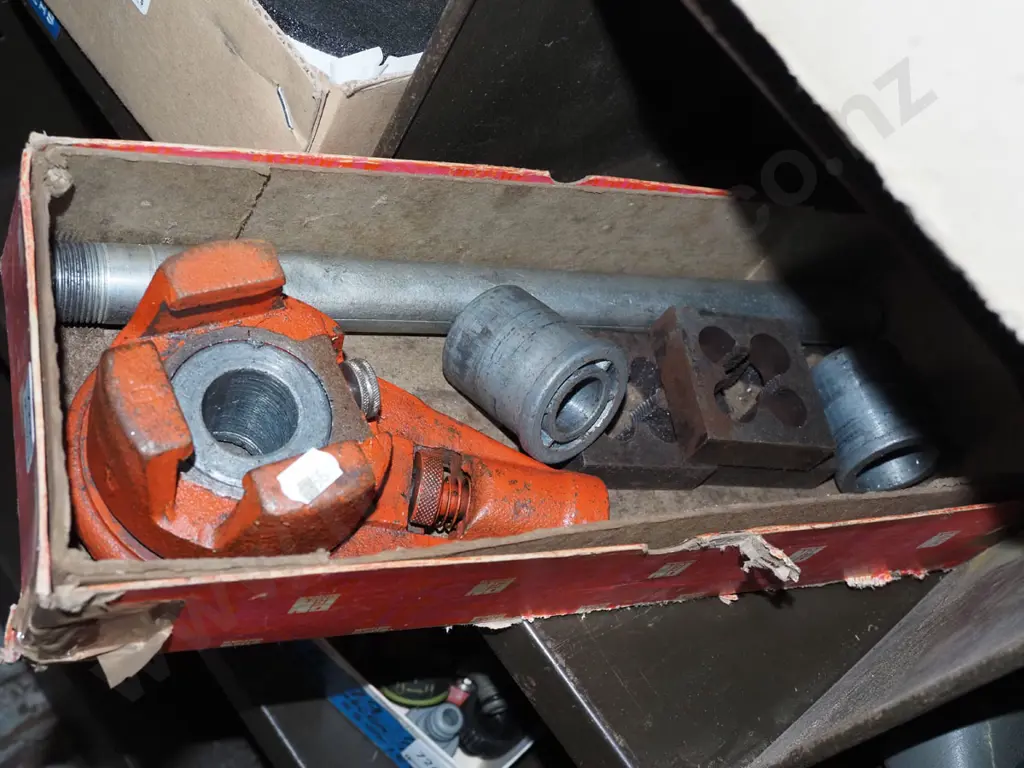 boxed manual ratchet pipe threader set Image 1++