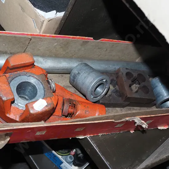 boxed manual ratchet pipe threader set