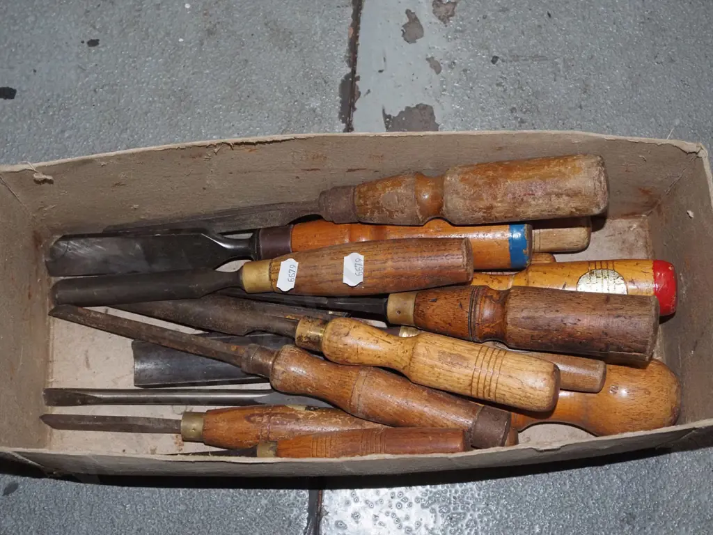 box of chisels Image 1++