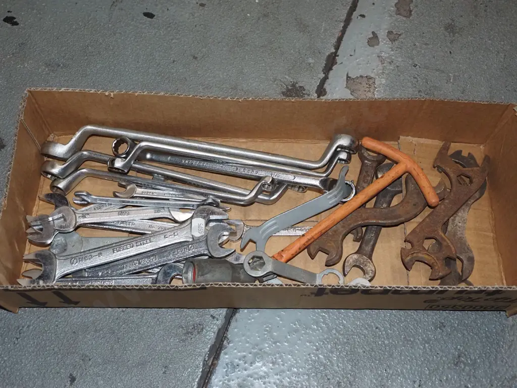 box; various spanners Image 1++