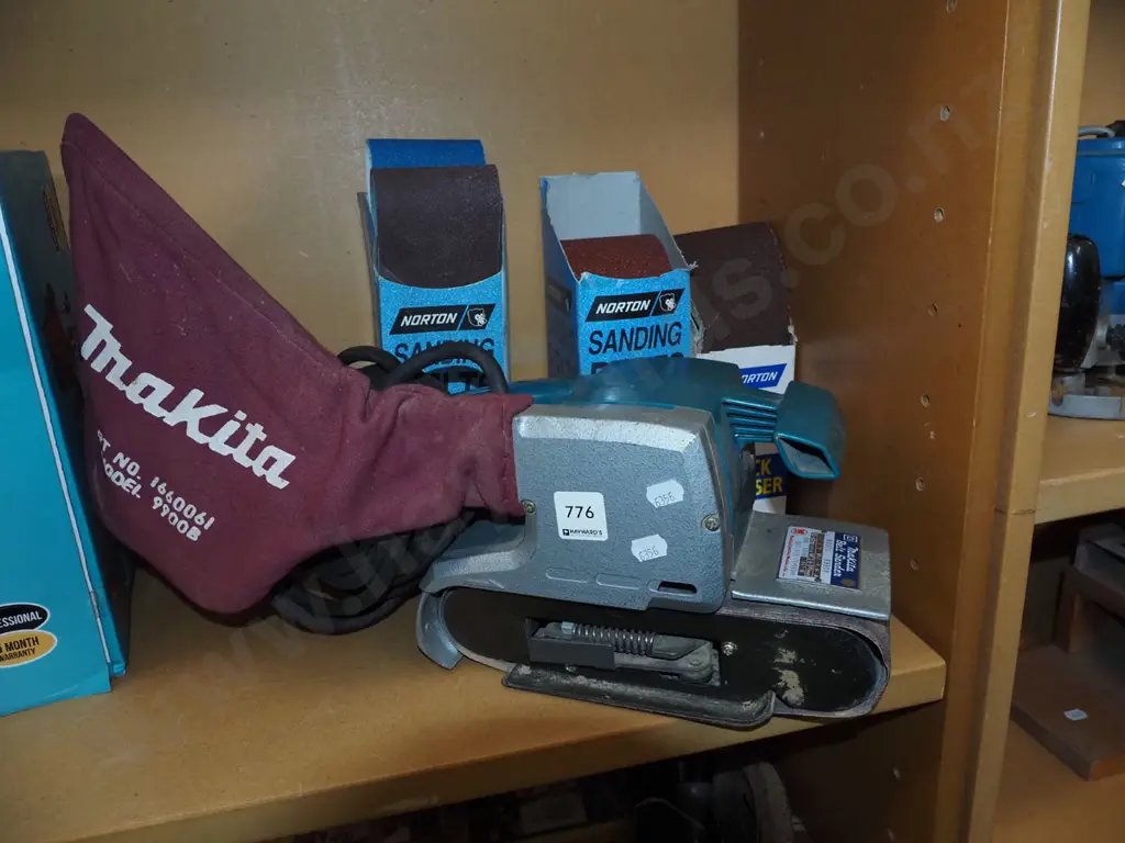 Makita belt sander and additional belts Image 1++