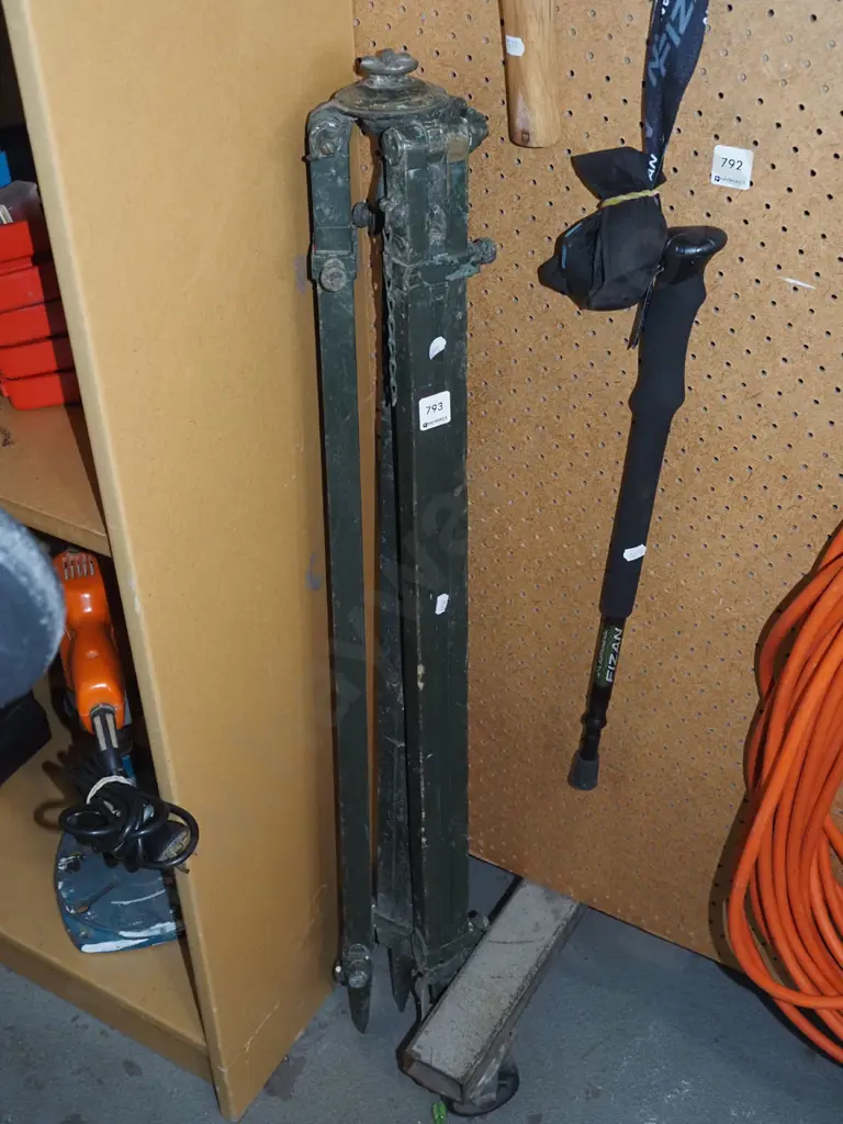 wooden tripod Image 1++