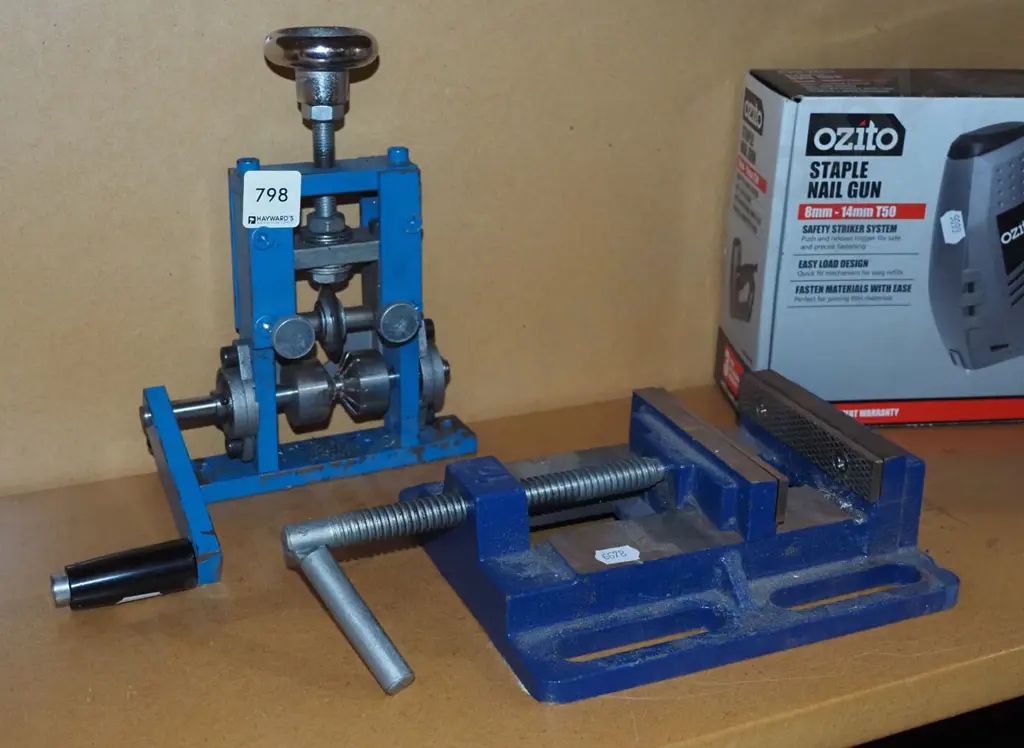 portable manual wire stripper, machine vice Image 1++