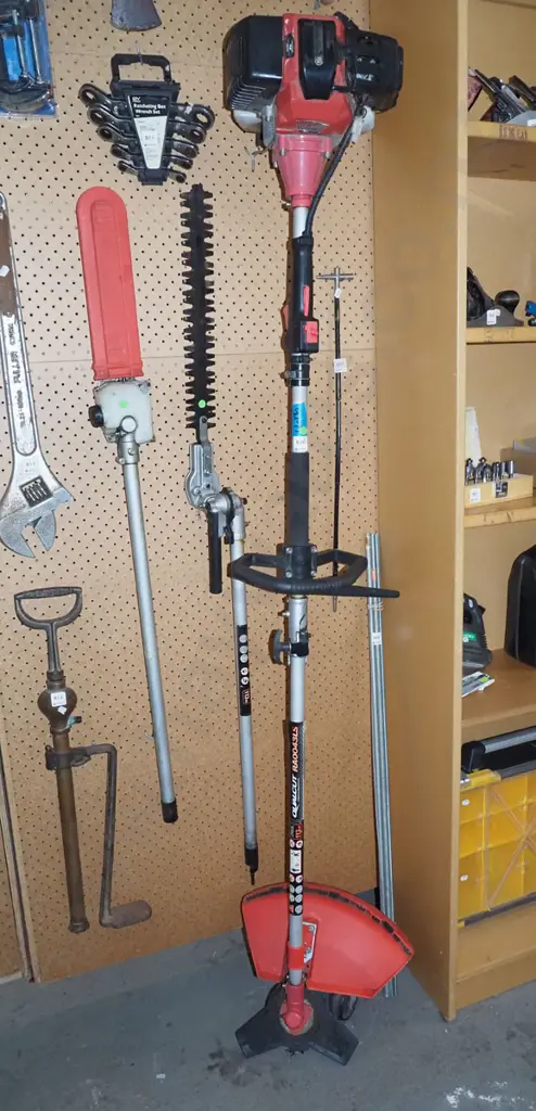 Qualcut 2 stroke multi tool with scrub bar, hedge trimmers, chainsaw - no line trimmer Image 1++