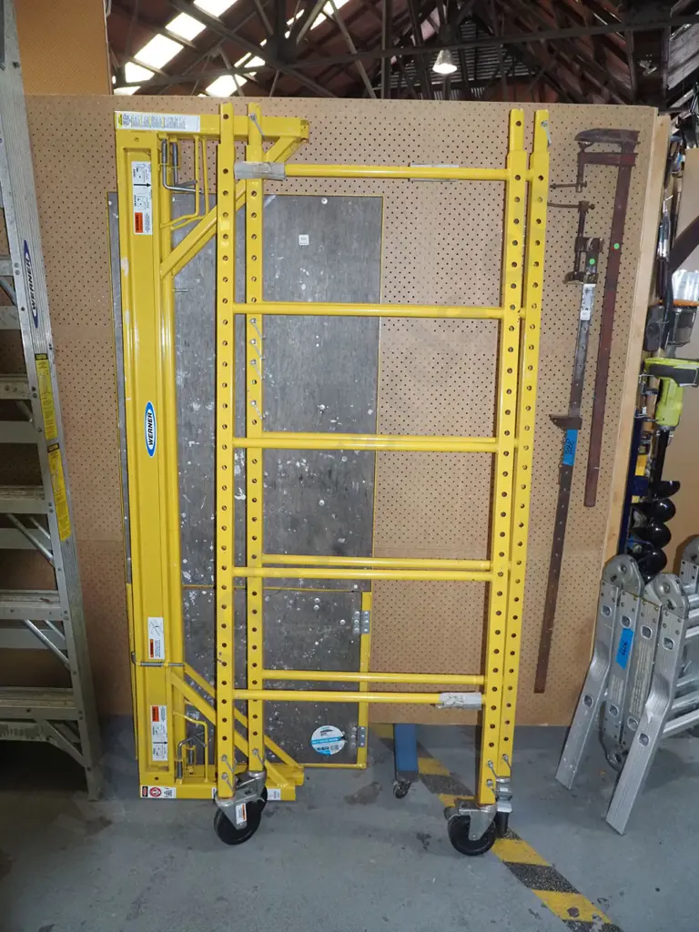 Werner portable scaffolding on casters Image 1++
