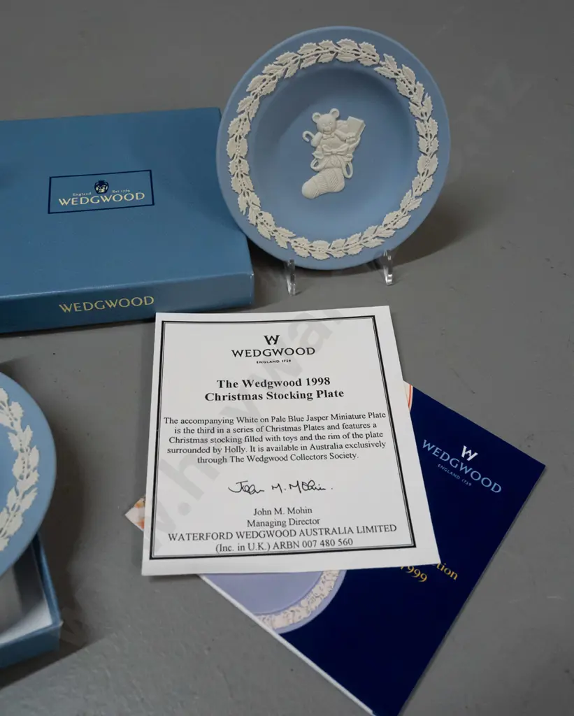 Wedgwood jasperware - 5 small Christmas collector plates and a boxed brooch. 2 are dated 1997 & 98 - see photos for Image 1++
