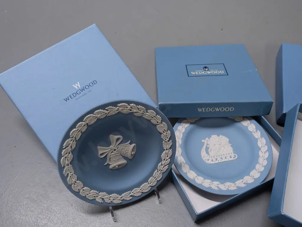 Wedgwood jasperware - 5 small Christmas collector plates and a boxed brooch. 2 are dated 1997 & 98 - see photos for Image 1++