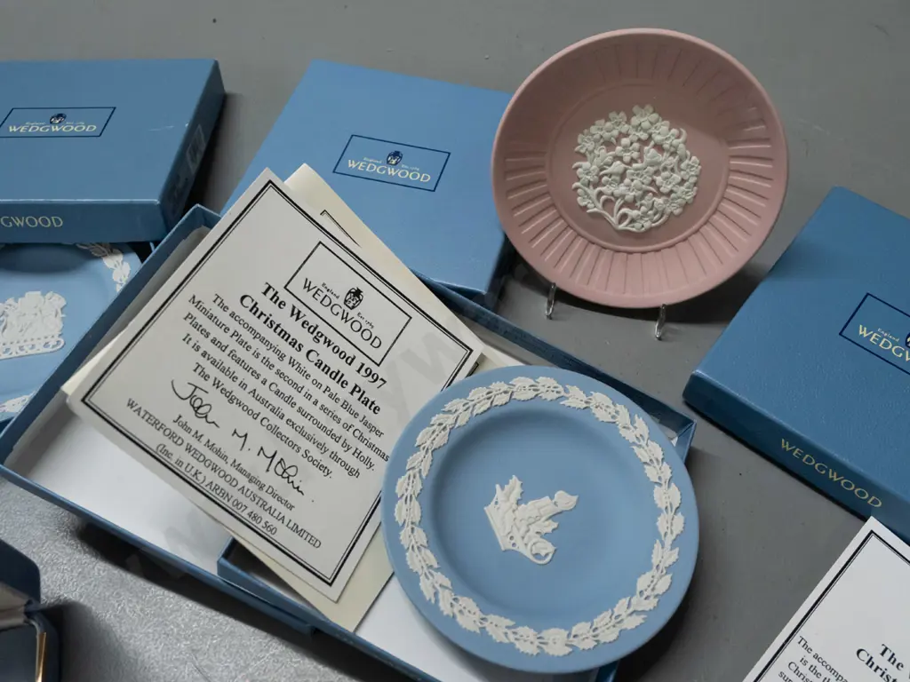 Wedgwood jasperware - 5 small Christmas collector plates and a boxed brooch. 2 are dated 1997 & 98 - see photos for Image 1++