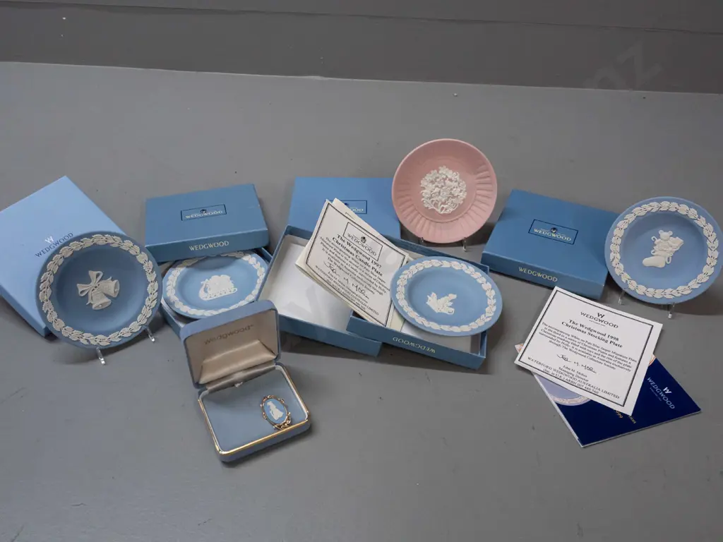 Wedgwood jasperware - 5 small Christmas collector plates and a boxed brooch. 2 are dated 1997 & 98 - see photos for Image 1++