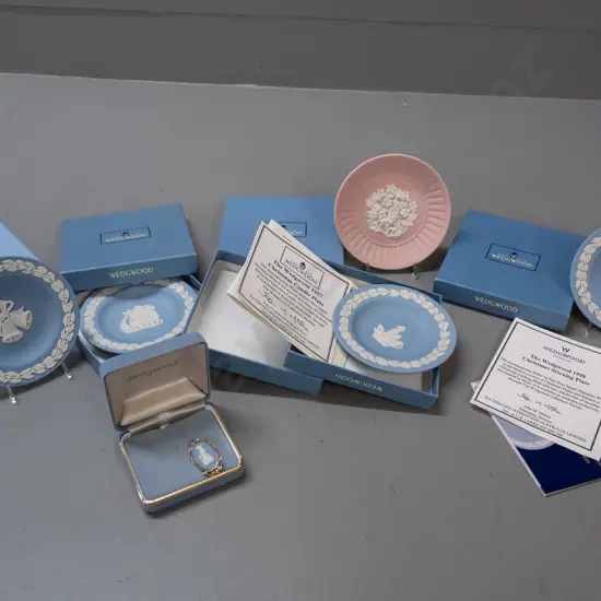 Wedgwood jasperware - 5 small Christmas collector plates and a boxed brooch. 2 are dated 1997 & 98 - see photos for