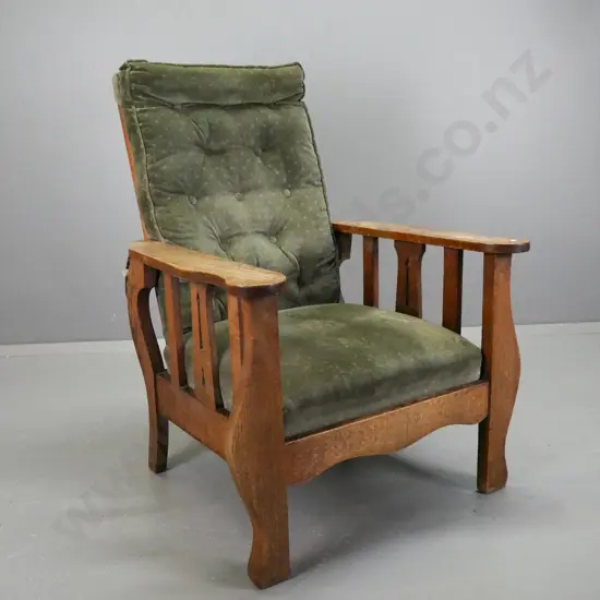 vintage oak Morris chair with shaped arms and front supports, pierced decorated side splats, reclining fittings with