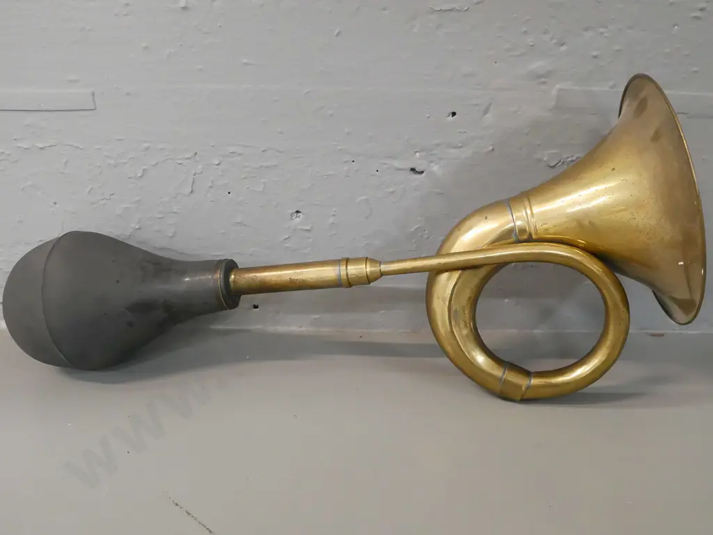 vintage brass bulb horn, rubber bulb, in working order. Some discolouration to brass. L-400 W-150 Image 1++