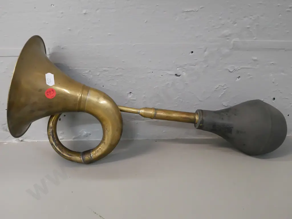 vintage brass bulb horn, rubber bulb, in working order. Some discolouration to brass. L-400 W-150 Image 1++
