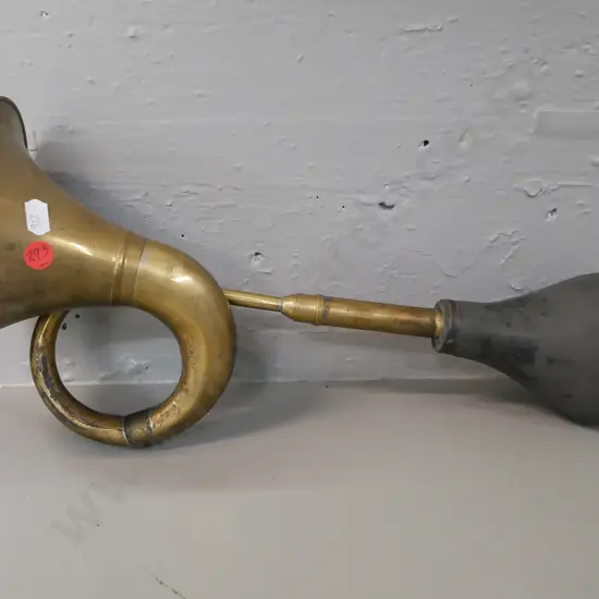 vintage brass bulb horn, rubber bulb, in working order. Some discolouration to brass. L-400 W-150