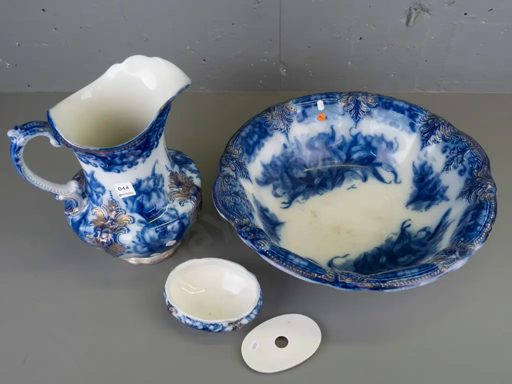 vintage JG MEakin "Bolivia" pattern flow blue jug & basin set with gilt decoration - some staining and crazing. Image 1++