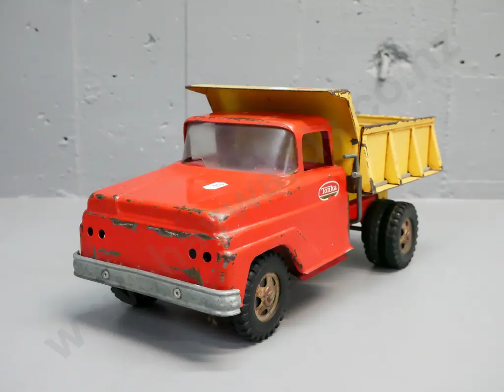 Tonka tip truck, decal reads "Tonka Mound Minnesota", missing front lights, break to windscreen, corrosion to hubcaps, Image 1++