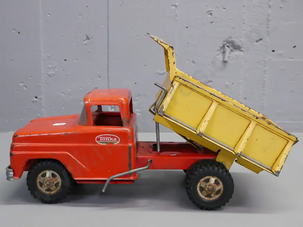 Tonka tip truck, decal reads "Tonka Mound Minnesota", missing front lights, break to windscreen, corrosion to hubcaps, Image 1++