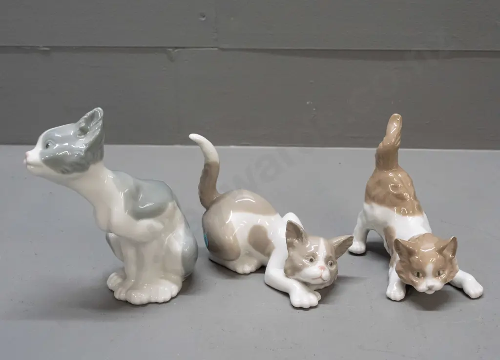 3 Lladro kitten figurines - tallest is H-130 L-100 Image 1++
