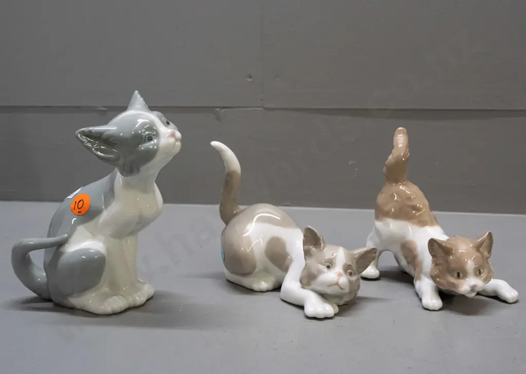 3 Lladro kitten figurines - tallest is H-130 L-100 Image 1++