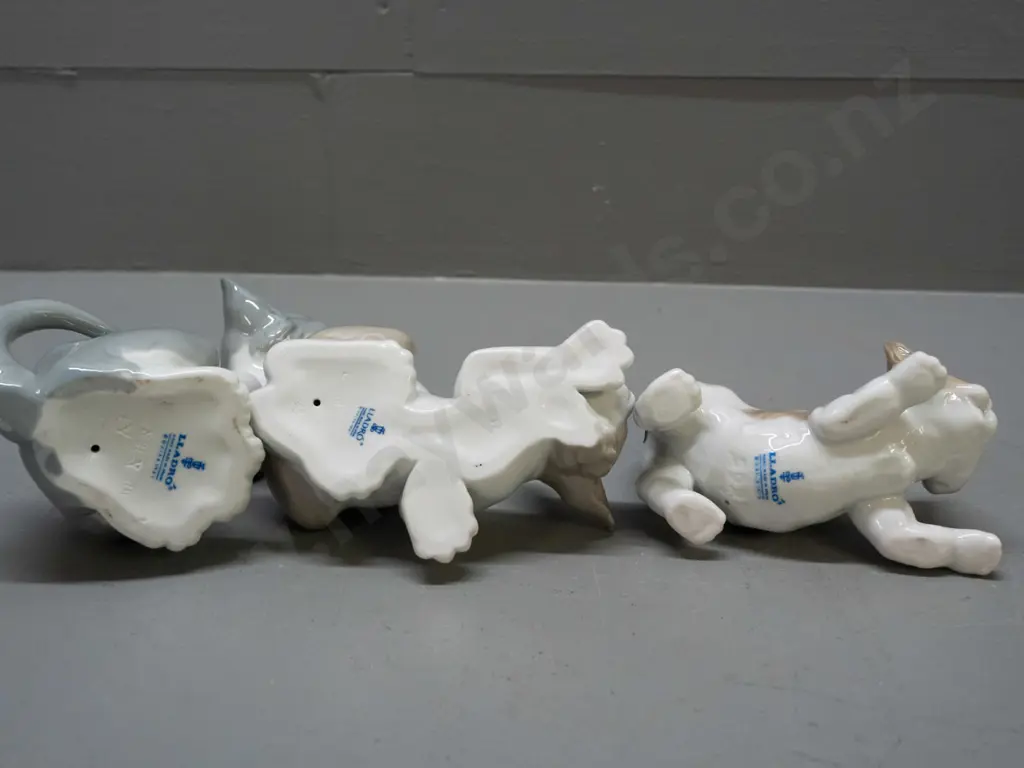 3 Lladro kitten figurines - tallest is H-130 L-100 Image 1++