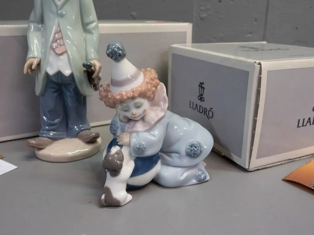 2 Lladro child clown figurines with original boxes - Pierrot with puppy & "Circus Sam" with violin H-220 Image 1++