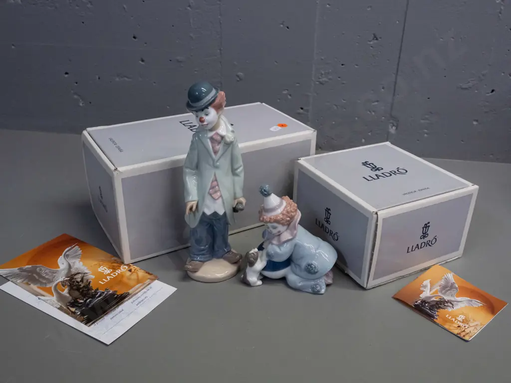 2 Lladro child clown figurines with original boxes - Pierrot with puppy & "Circus Sam" with violin H-220 Image 1++