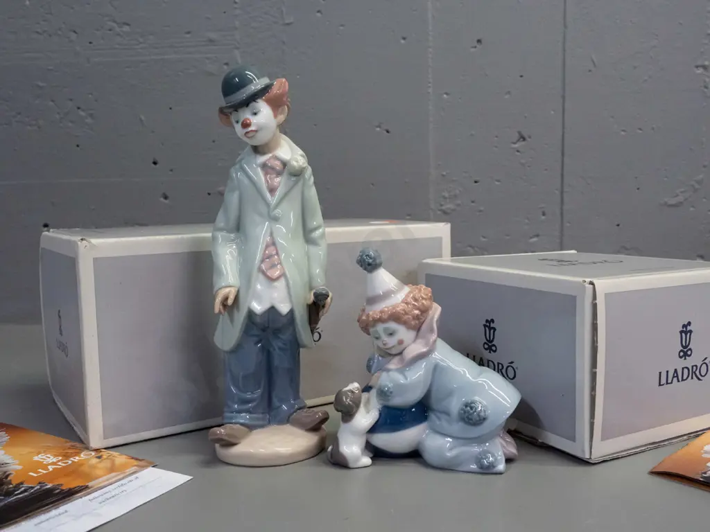 2 Lladro child clown figurines with original boxes - Pierrot with puppy & "Circus Sam" with violin H-220 Image 1++