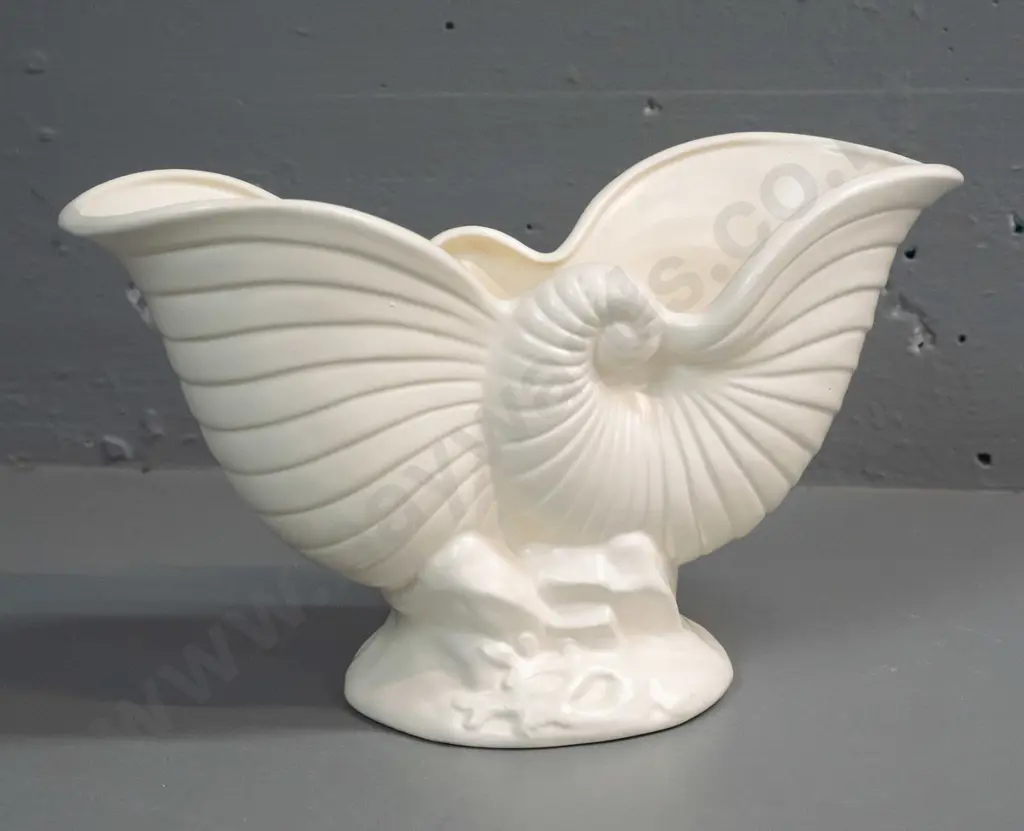 Crown Lynn nautilus trough vase with impressed crown and .550. - H-170 W-290 Image 1++