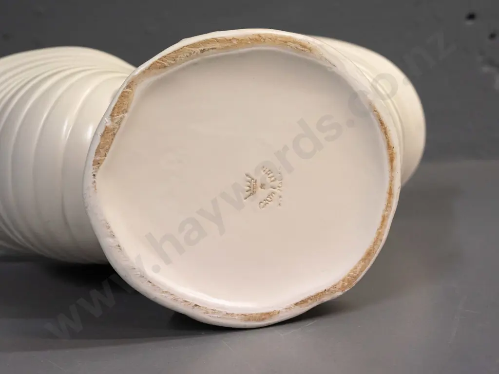 Crown Lynn nautilus trough vase with impressed crown and .550. - H-170 W-290 Image 1++