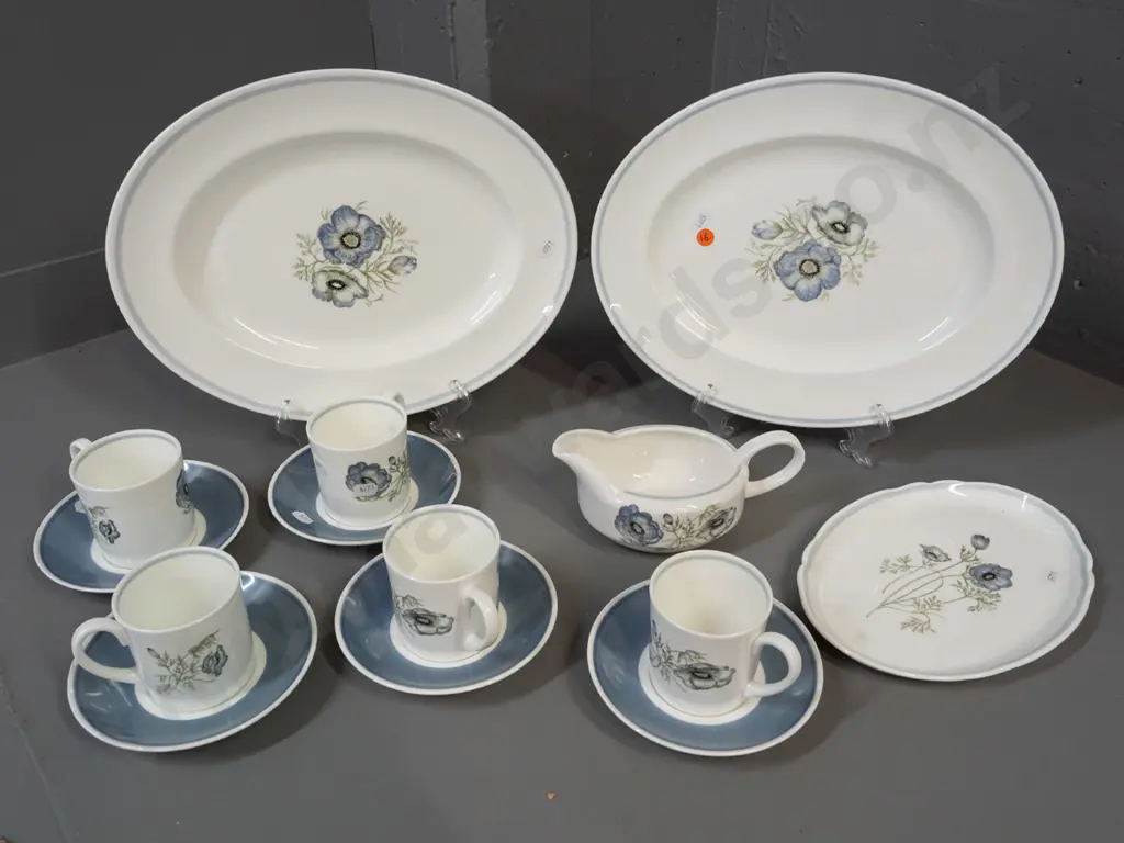 Wedgwood Susie Cooper Design "Glen Mist" tableware: 2x oval ashets 5x cups & saucers, sauce jug & oval plate. Ashets Image 1++