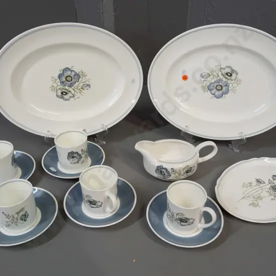 Wedgwood Susie Cooper Design "Glen Mist" tableware: 2x oval ashets 5x cups & saucers, sauce jug & oval plate. Ashets