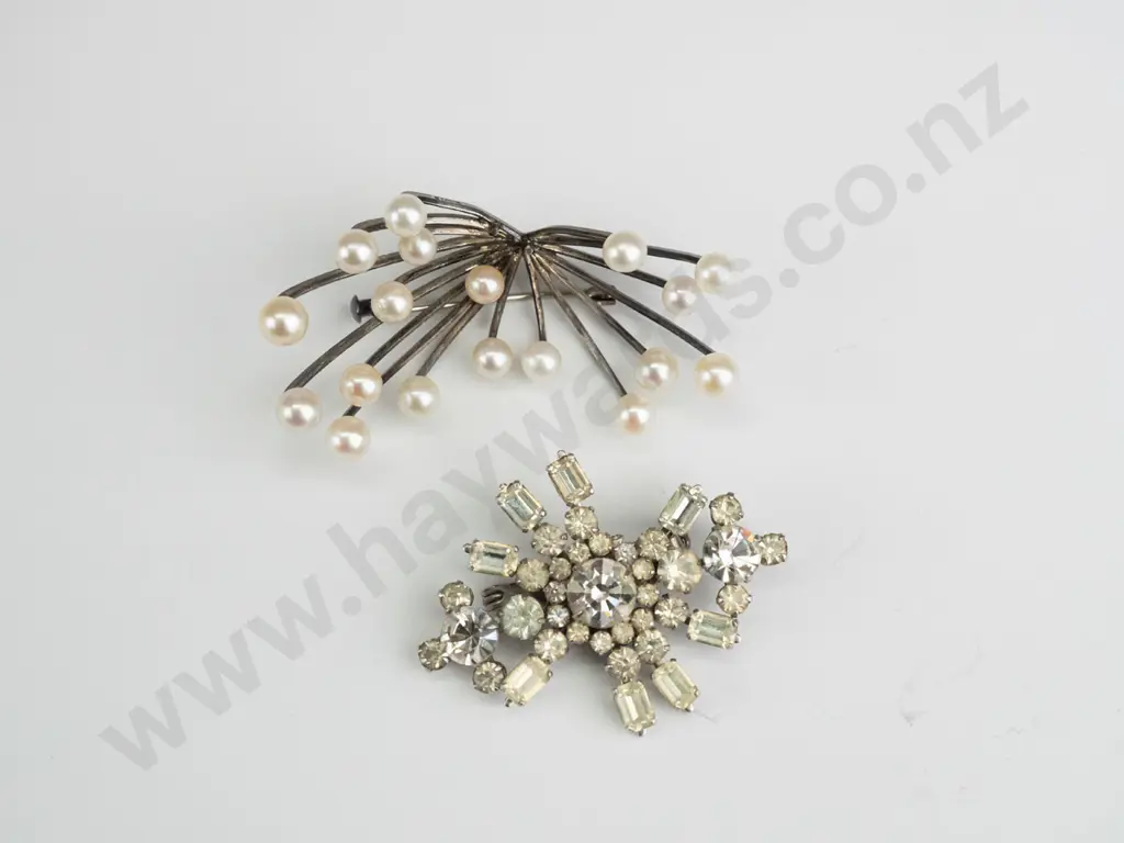 2 costume brooches Image 1++