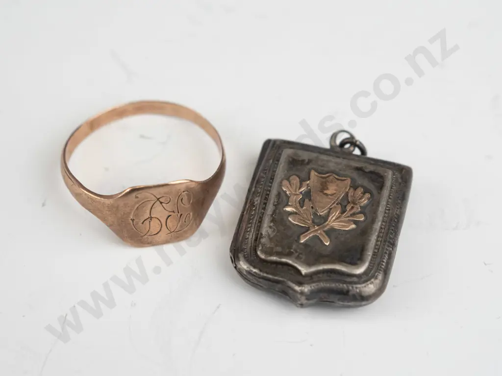 signet ring stamped 9ct (1.79gm) & silver locket no chain stamped with anchor,lion & k Image 1++