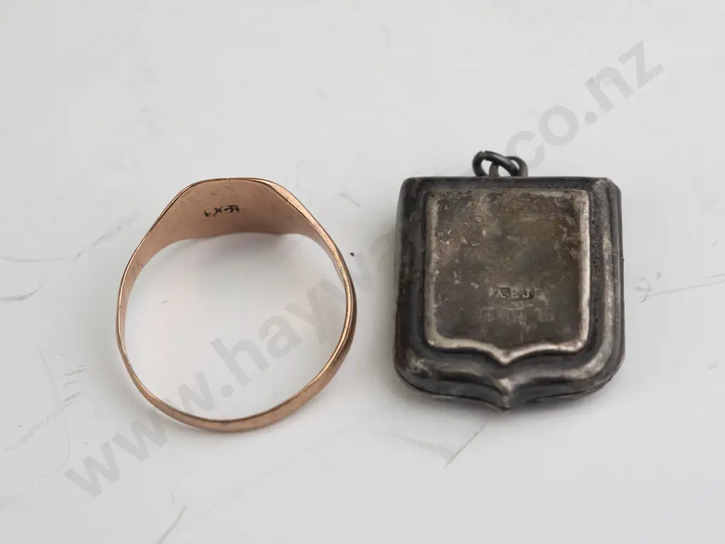 signet ring stamped 9ct (1.79gm) & silver locket no chain stamped with anchor,lion & k Image 1++