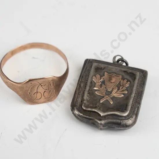 signet ring stamped 9ct (1.79gm) & silver locket no chain stamped with anchor,lion & k