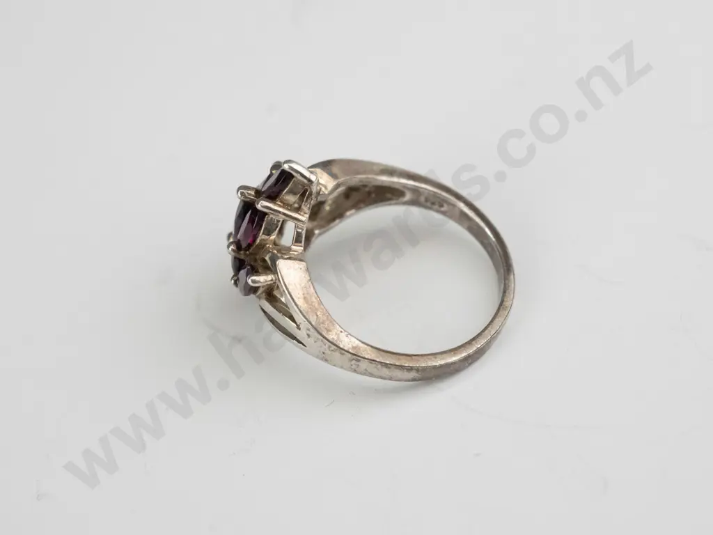 sterling silver garnet ring stamped 925 Image 1++