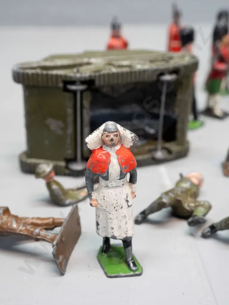 assorted lead soldier and animal figures and a Britains Bren gun carrier with gunner - some w/ damage or missing limbs, Image 1++