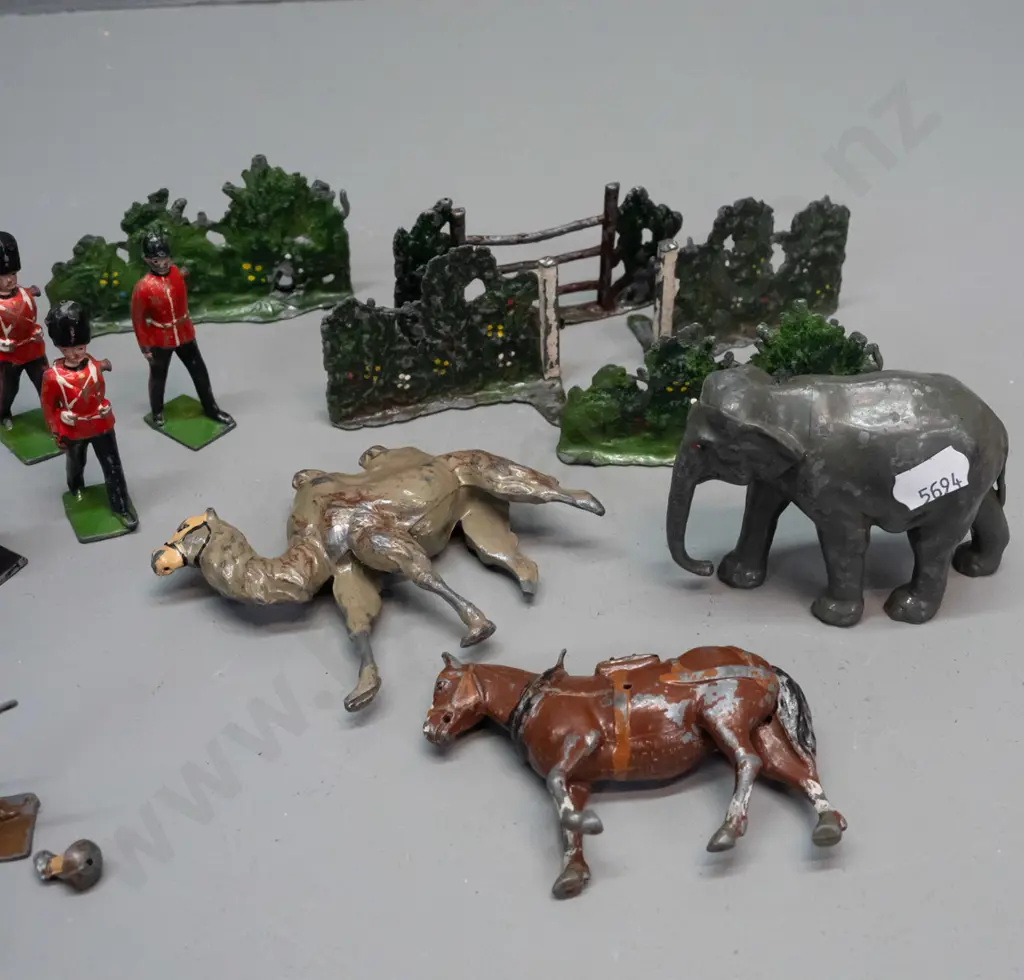 assorted lead soldier and animal figures and a Britains Bren gun carrier with gunner - some w/ damage or missing limbs, Image 1++